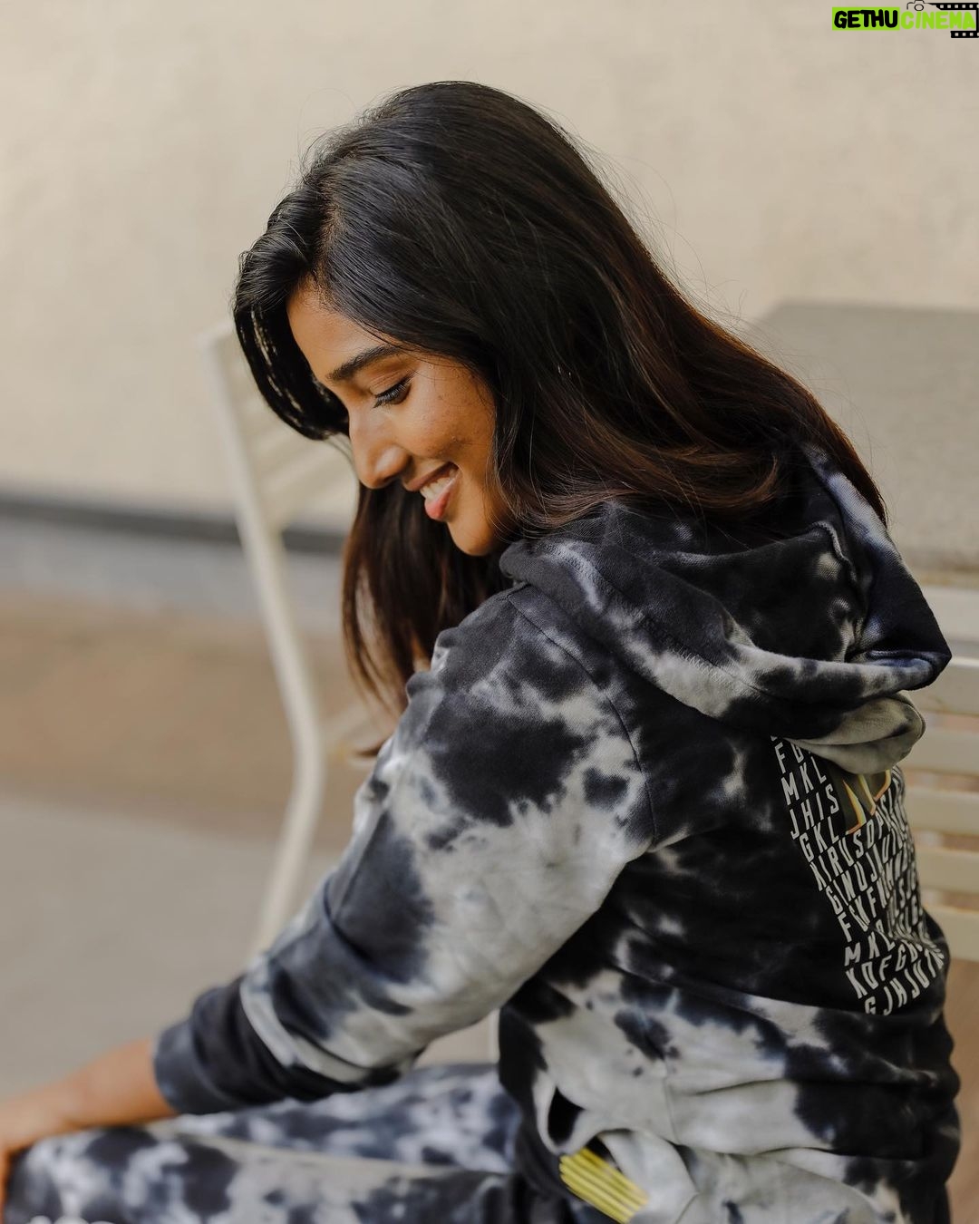 Deepika Venkatachalam Instagram - Somehow, a comfy hoodie just tends to feel like home. Isn’t it ? 🥹 ❤️ Barged into your feed today just to remind you all that today is the last day of @heavymetal_clothing ‘s INAUGURAL SALE. Vouching for these suoer affordable & super soft fabrics and classic hoodies & joggers!! ( Flat 30% discount on all products. Use the coupon code “2022” to avail it. ) TODAY IS THE LAST DAY broooooo! Goteeeet? 🤯 . 📸 @thatmadraskaran #chennaiblogger #chennaiinfluencer #styling #hoodie #newyearsale