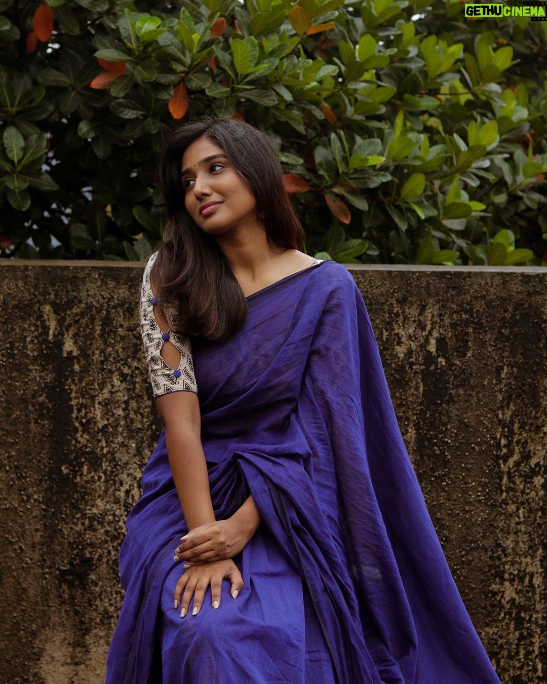 Deepika Venkatachalam Instagram - I'm a fan of rains, ๐ง๏ธnot the showering ones but the mild drizzles that gently passes a breeze and gives a cozy feeling and a warm heart to just let your hair down and enjoy the moment.. I've always wanted to cherish such tiny moments and keep them close to memory so even when I turn 60 I get to remember them. ๐ค Just like how I'd treasure this crisp cotton ink blue saree from @thenmozhidesigns for years and generations, I'm going to carry these instances until my grave. ๐ Would you? ๐ญ . ๐ธ @hariz_comrade . #deepika #chennaiblogger #chennaiinfluencer #candid #styling #sareestyling
