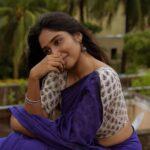 Deepika Venkatachalam Instagram - நயனம் கொள்ளும் உள்ளம் 🫶 . I have always sat down to wonder what could be the simple pleasures of my life until recently when I found out on a breezy rainy afternoon. It began to drizzle 🌧 and I casually opened my wardrobe to pick up a nice cotton saree in this ink blue colour. I draped it so not perfectly for the gram but in a way my soul felt complete and great. I let my hair down and slowly opened the doors to the stairway that led me to the terrace. The clock struck just 2:30 but felt like late evening with the mild darkness and when I stepped out the breeze covered my face and light drops of rain just hit me and that’s the moment I felt if things like these can bring a huge, wide and a contented smile I’m in a perfectly well spirited phase of life and a well protected space! 💙 Are you also someone like this who enjoys the littlest things and finds it so fulfilling? Let me know your favs 💭⬇️ Shot by the talented young little boy @hariz_comrade . This classic ink blue drape from @thenmozhidesigns . #RealoverPerfect #deepika #chennaiblogger #chennaiinfluencer #montages #rain #reelitfeelit
