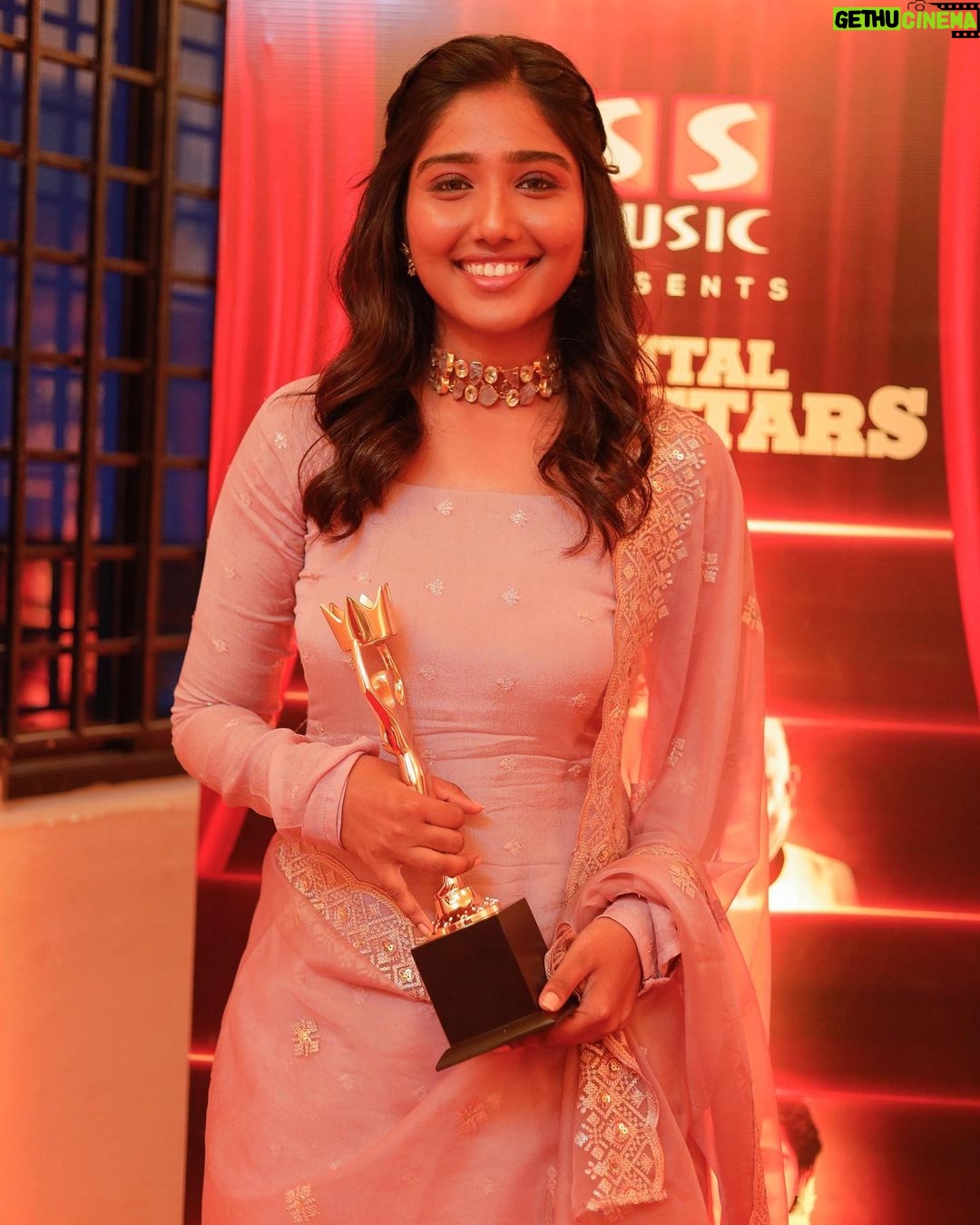 Deepika Venkatachalam Instagram - "Most Loved Influencer - SS Music Awards" 🥺💕 Touched. Honoured. Blessed. The second award that we've received in our Influencer Journey. While the first one was termed Best Influencer this one is Most “Loved” Influencer. Both the awards are equally special but this one has my whole heart since I believe I've received this only because of all your love & support. The kind of acceptance when I began on Instagram, the level of support for every campaign we did together, the amount of love you all shower towards every reel and photograph that is posted is immense. I'm truly thankful and grateful to each one of you reading this. You all have truly truly been an enormous strength to me personally and professionally. Be it my career progress towards #KanaKaanumKaalangal or be it my low points in personal life, you guys have always given your shoulder to push me up the ladder. 🥺 Not always we get to see a virtual family who just support us unconditionally and I must admit I got lucked out. ❤️ Even when I slowly dropped my presence here as an influencer and was concentrating on Kanaa, you all still showed the same support to Abi as you guys showed to D! D/Abi- the love and respect I have for you all is immense. Thankyou @ssmusicofficial for honouring me with this award that is extremely close to heart. From watching SS Music when I was a kid to receiving the Most Loved Influencer Award from the SS Music, the journey has been nothing short of a dream. Grateful to the team. Thankyou so much. ❤️ It's a promise to myself to be back here with more interesting content and campaigns! 🤍 Lots and lots of love to every single person that STOOD BY ME 🫶 and to every single person that LEFT ME. 💯 Love and Love only! D❤️ . 📸 @thatmadraskaran Make up @kabooki_mua Hair do @kiki_makeupandhair Outfit @fiorebymalar_ . Yes, I was complimented for the outfit and the makeup and it was truly my personal favourite. It deserves a separate post to convey a huge thanks to the creators who is a true pro at their art. #staytuned . #deepika #chennaiblogger #chennaiinfluencer #featured