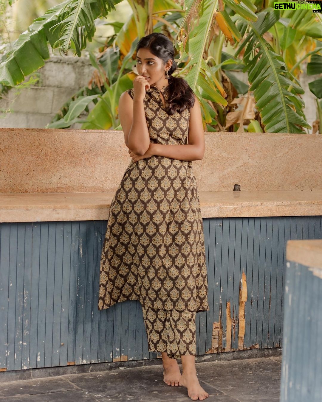 Deepika Venkatachalam Instagram - A beautiful climate 🌦 to laze around and ✍️ !!! Ft @vastara_thelabel . . @vastara_thelabel one of the earliest brands that I worked with and the founder went on to become my besttt friend ! 😍 Over time I did work with a lot many brands but the repeated questions I get asked in my DM is "When are you working again with Vastara?" I did miss working along with them. My hands were so full in the period and it's almost over a year I'm again working with my favourite brands that is super affordable in terms of pricing and super amazing in terms of quality and durability. I've been seeing @_soundarya___g ‘s growth from scratch and it's truly admirable to know her reach and to keep looking into all the gorgeous outfits on their website. I personally shopped this particular outfit myself after looking at their website launch after really liking this one ! But they had a model who had styled it beautifully and I have added D's touch in styling it a little differently and here it is! 😍 I wore the top the other way around. (I brought the back to the front 🤣) Yet the fit was so fine and classic to wear. Im going to wear and re wear this dress over and again for N number of times. I'm sure I'll never be bored of the dress and the brand ! 😍 . 📸 @thatmadraskaran #deepika #chennaiblogger #chennaiinfluencer #styling #randoms