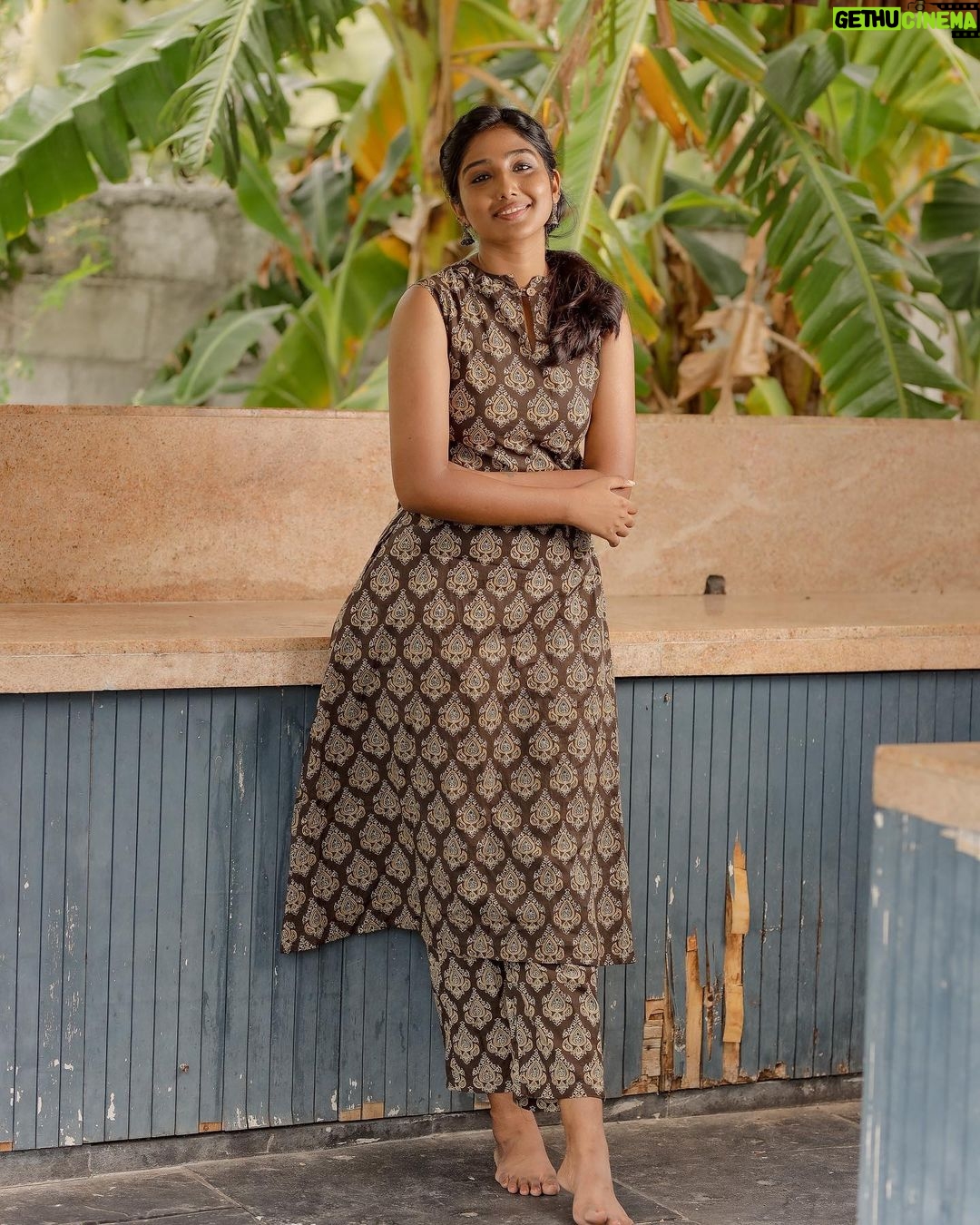 Deepika Venkatachalam Instagram - A beautiful climate 🌦 to laze around and ✍️ !!! Ft @vastara_thelabel . . @vastara_thelabel one of the earliest brands that I worked with and the founder went on to become my besttt friend ! 😍 Over time I did work with a lot many brands but the repeated questions I get asked in my DM is "When are you working again with Vastara?" I did miss working along with them. My hands were so full in the period and it's almost over a year I'm again working with my favourite brands that is super affordable in terms of pricing and super amazing in terms of quality and durability. I've been seeing @_soundarya___g ‘s growth from scratch and it's truly admirable to know her reach and to keep looking into all the gorgeous outfits on their website. I personally shopped this particular outfit myself after looking at their website launch after really liking this one ! But they had a model who had styled it beautifully and I have added D's touch in styling it a little differently and here it is! 😍 I wore the top the other way around. (I brought the back to the front 🤣) Yet the fit was so fine and classic to wear. Im going to wear and re wear this dress over and again for N number of times. I'm sure I'll never be bored of the dress and the brand ! 😍 . 📸 @thatmadraskaran #deepika #chennaiblogger #chennaiinfluencer #styling #randoms