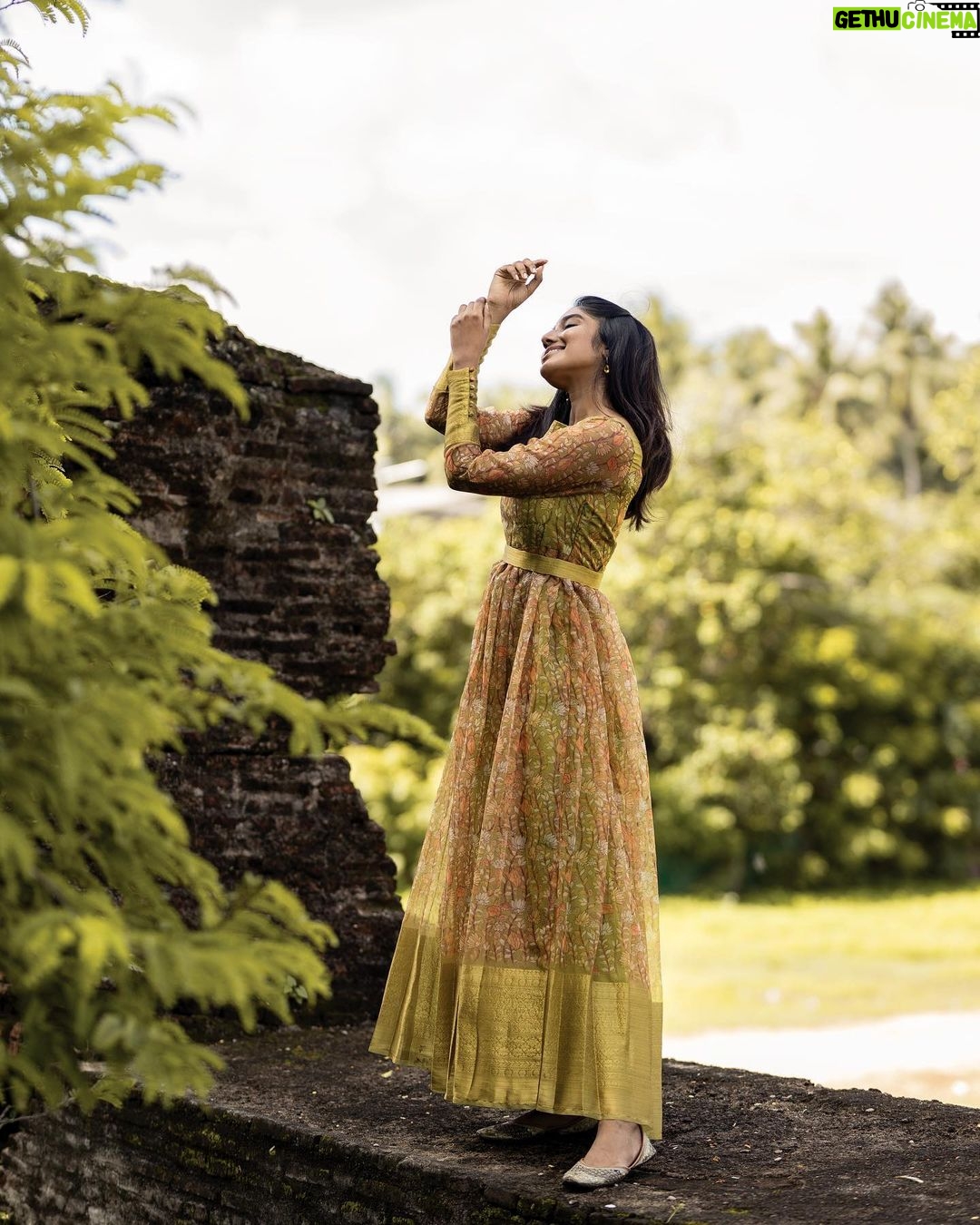 Deepika Venkatachalam Instagram - #DiwaliwithD Elegance in Royalty! ✨ ft @tamarachennai Are you girls stuck in something and still not picked up your Diwali outfit? Then there's an exciting surprise for you guys from @tamarachennai !! 😍 They are up with their #TamaraExpress and if you're located within Chennai, then you can receive your outfits within the next 3-4 hours time & if you are within Tamilnadu you'd get your outfits within 1-2 days. Trust me it's a great opportunity. I'm also contemplating in getting another one for myself. Oh, And this entire outfit is a beautiful culmination of traditional kalamkari prints and heavy zari borders. This dress will get you covered for your Diwali Pooja time and temple visits. The fitted full sleeve and the neck pattern was a clear winner (swipe left to have a clearer view of the outfit details ) and I am going to wear this dress over and again for countless times. 🥺 And did I tell you how I get to meet sweetest people on Instagram? @anitakamaraj was soo kind enough to share the location details to me so I could shoot here. The location was a definite treat to eyes! . 📸 The talented @v13photography_ . #deepika #chennaiblogger #chennaiinfluencer #ootd #diwali