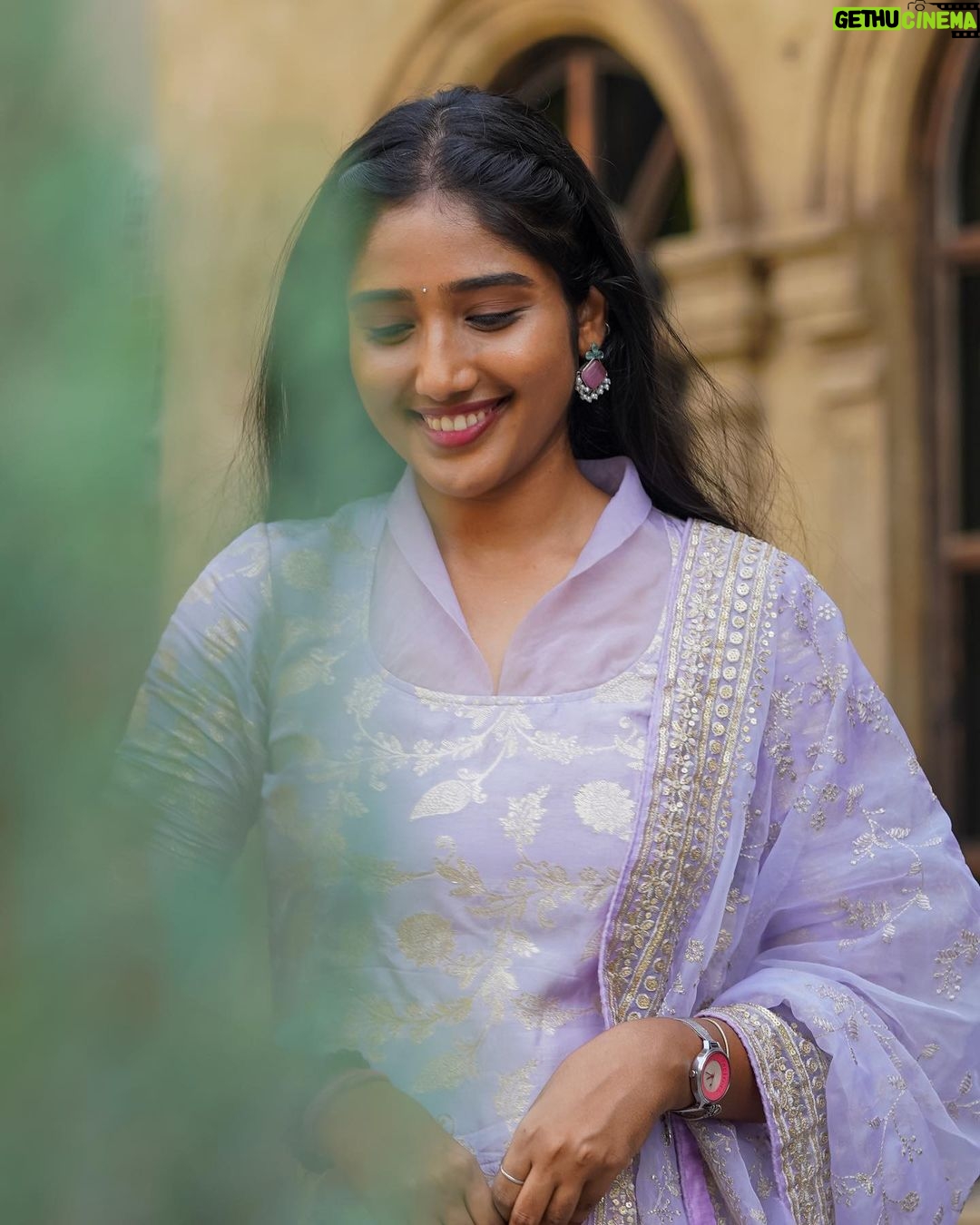 Deepika Venkatachalam Instagram - #DiwaliwithD (4/10) A salwar set that radiates “English Lovesu” 🎶 ft @fiorebymalar_ ✨ A beautiful benarasi brocade kurta with a super cute neck pattern with elbow sleeves with Italian crepe pants with a head turning zari embroidered dupatta with zari border on all sides. Trust me, the dupatta is a show stealer😍 I was a little hesitant to try out a new neck pattern for this set, but malar akka was so sure about it. And after I saw the complete look of the outfit, I fell in love too! I mean who wouldn't la?🥹 The moment I wore the outfit, it made me think may be this is how Sitamahalakshmi / NoorJahan would have looked if she opted for salwars than sarees🙈 An outfit that radiates royalty!! ✨ @fiorebymalar_ has a lot of colour options for this outfit and you guys should definitely check it out! I wore this outfit for a very special day and I totally loved how I looked like a queen in her castle. More details about the special day will be revealed soon 😙 . 📸 @mukesh__dm . #DiwaliWithD #Deepika