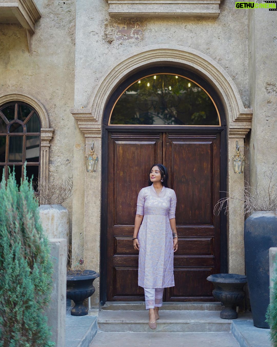 Deepika Venkatachalam Instagram - #DiwaliwithD (4/10) A salwar set that radiates “English Lovesu” 🎶 ft @fiorebymalar_ ✨ A beautiful benarasi brocade kurta with a super cute neck pattern with elbow sleeves with Italian crepe pants with a head turning zari embroidered dupatta with zari border on all sides. Trust me, the dupatta is a show stealer😍 I was a little hesitant to try out a new neck pattern for this set, but malar akka was so sure about it. And after I saw the complete look of the outfit, I fell in love too! I mean who wouldn't la?🥹 The moment I wore the outfit, it made me think may be this is how Sitamahalakshmi / NoorJahan would have looked if she opted for salwars than sarees🙈 An outfit that radiates royalty!! ✨ @fiorebymalar_ has a lot of colour options for this outfit and you guys should definitely check it out! I wore this outfit for a very special day and I totally loved how I looked like a queen in her castle. More details about the special day will be revealed soon 😙 . 📸 @mukesh__dm . #DiwaliWithD #Deepika