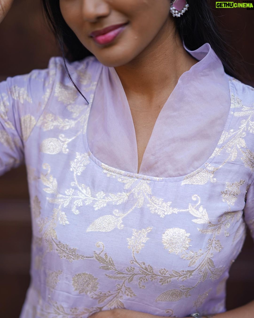 Deepika Venkatachalam Instagram - #DiwaliwithD (4/10) A salwar set that radiates “English Lovesu” 🎶 ft @fiorebymalar_ ✨ A beautiful benarasi brocade kurta with a super cute neck pattern with elbow sleeves with Italian crepe pants with a head turning zari embroidered dupatta with zari border on all sides. Trust me, the dupatta is a show stealer😍 I was a little hesitant to try out a new neck pattern for this set, but malar akka was so sure about it. And after I saw the complete look of the outfit, I fell in love too! I mean who wouldn't la?🥹 The moment I wore the outfit, it made me think may be this is how Sitamahalakshmi / NoorJahan would have looked if she opted for salwars than sarees🙈 An outfit that radiates royalty!! ✨ @fiorebymalar_ has a lot of colour options for this outfit and you guys should definitely check it out! I wore this outfit for a very special day and I totally loved how I looked like a queen in her castle. More details about the special day will be revealed soon 😙 . 📸 @mukesh__dm . #DiwaliWithD #Deepika