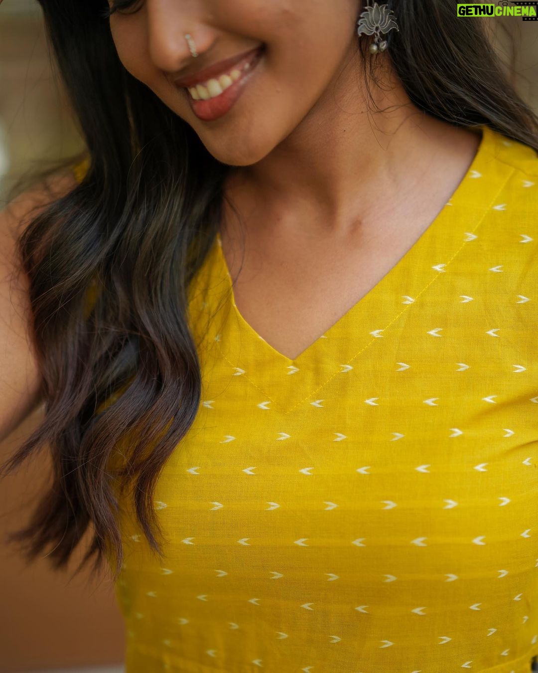 Deepika Venkatachalam Instagram - #DiwaliwithD (3/10)π Imagine wearing an outfit and feeling like a main character of a GVM movie in an instant! One such outfit is this yellow kurta set from @vastara_thelabel πβ¨ Everything about this outfit is just perfect from the smart V neck detailing to the hand woven buttas in the trousers. And the best part is the slits with cute tassels on both the side. Aaaaahhh!! π ( swipe left to have a look. Iβm double sure youβll fall in love) This Kurta set reminded me of Nithya from NEPV and kept the styling in the same vibe with smoky eye makeup, jumkhas, stack of bangles and yesss the iconic nose pin π Trust me this will be a comfortable outfit to laze around after having a heavy lunch and visit friends in the evening. Your D personally love the whole look so much, but does my #instafam approve this look?π . πΈ @mukesh__dm π @themayflowerchennai . #deepika #DiwaliwithD #chennaiinfluencer