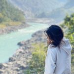 Delna Davis Instagram - At the feet of giants, where the Ganges begins its majestic journey. 🙏 Rishikesh ऋषिकेश