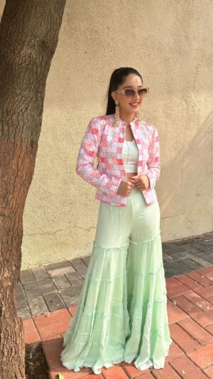 Deshna Dugad Instagram - Meri adda hai 🌸✨
 Dress designed by - @jeevarentitbuyit 
.
.
#deshna #deshnadugad #transition