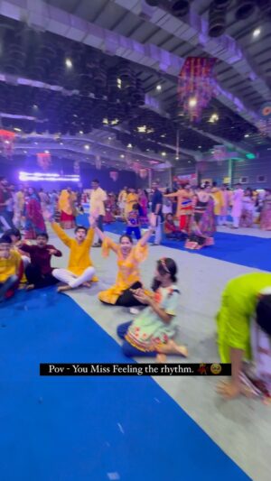 Deshna Dugad Instagram - I miss those 9 nights so much already 🥹🍃😭♥️
.
.
#deshna #deshnadugad #garba #garbanight #navratri #navratrispecial