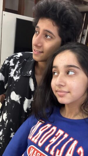 Deshna Dugad Instagram - Tell me in the comments @tirthjoisher ne kya bola … he actually had no idea ki kyu bulaya maine usko 😎😂♥️
.
.
#deshna #deshnadugad #tirthjoisher #friendship #masti #réel #reelsinstagram #trendingsongs #trendingreels #trendsnow #brosis