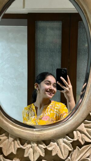 Deshna Dugad Instagram - Not the best one…😎😒
This song has a vibe 🥳✨
@dhvanibhanushali22 ♥️
.
.
#deshna #deshnadugad