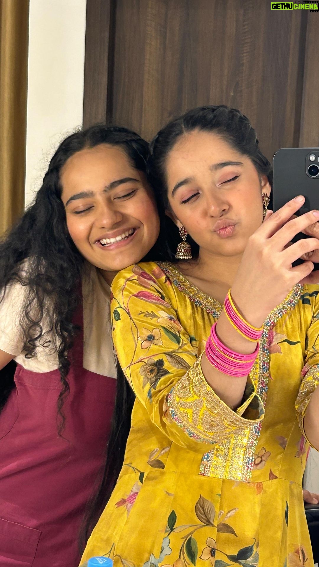 Deshna Dugad Instagram - It is what it is 🤷🏻♀️ . . #deshna #deshnadugad #vrindaduvani #bestfriends #bestus