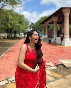 Deshna Dugad Instagram - A saree is not just an attire, it's an emotion.♥️🔥
.
.
Can’t get over this look 🥰🥹
.
.
#deshna #deshnadugad #saare #saree #lovelook
