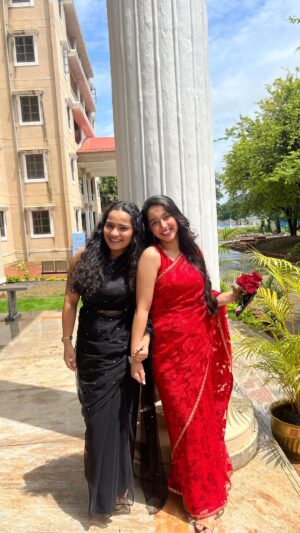 Deshna Dugad Instagram - We are going to be really cool old ladies ♥️💃
.
.
#deshna #deshnadugad #saree #vrindadhuvani
