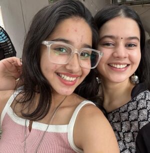 Deshna Dugad Instagram - Just pretty girls with pretty vibes 💕
My twin flame 🔥 
.
.
#deshna #deshnadugad #twins #freinds #maahijain #sister #friendship  #prettygurls