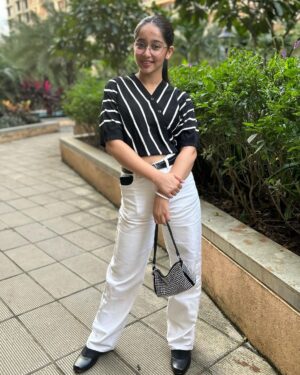 Deshna Dugad Instagram - Radiating positivity from the inside out🧘‍♀️
.
.
#deshna #deshnadugad #positivity #happy #happy