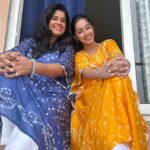 Deshna Dugad Instagram – Generational twinning!!! Drop 💙💛💙💛 hearts in the comment section 👇🏼

@deshnadugad5 and her mom looking extremely elegant in our Rangisa 2.0 Kaftaans ❤️

Wishing you all a Happy Rakhi in Advance! ✨
.
.
.
.
#deshnadugad #pushpaimpossible #childactor #indianserial #rakhshabandhan #viralpost #buynow #shopnow #share