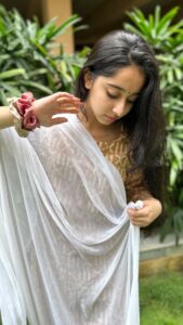Deshna Dugad Instagram - My HEERIYE moment ✨🫠 . . #heeriye #deshna #deshnadugad5 #deshnadugad #transition #reels #slowmotion #slowmotionvideo #smile #traditionalsaree #traditional
