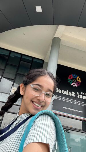 Deshna Dugad Instagram - As you all know i can’t daily go to school but jitna bhi main jati hu I just feel so so so good to be there and it actually feels like home with all your childhood memories right there and current memories you are making right there with your besitess and teachers 🏠🥹
Thank you @omnischooledu ❤️🥹🧿🏠🖇️📚
.
.
#deshna #deshnadugad #school #schoollife #10thclass #lastyear #memories
