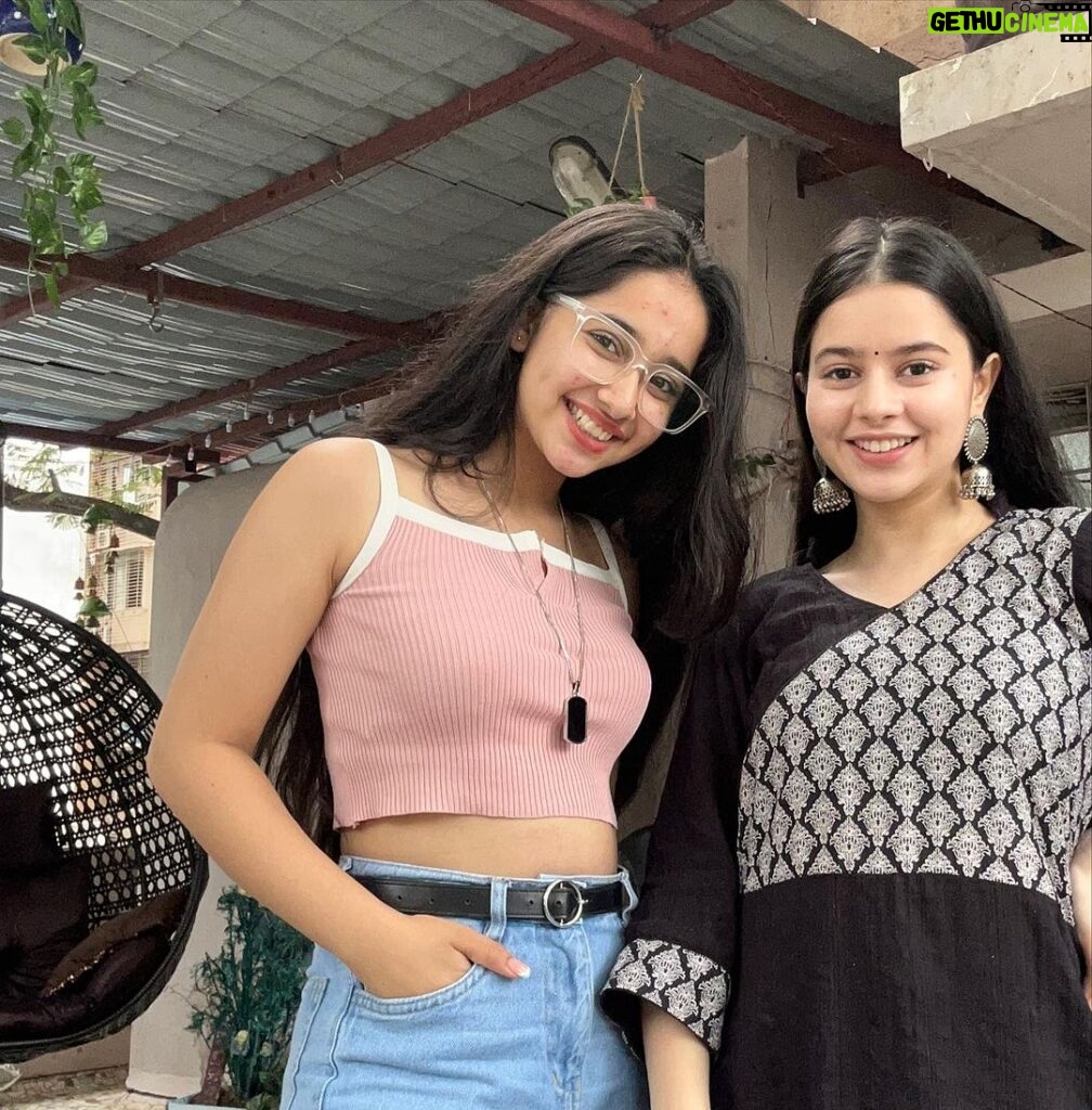 Deshna Dugad Instagram - Just pretty girls with pretty vibes 💕 My twin flame 🔥 . . #deshna #deshnadugad #twins #freinds #maahijain #sister #friendship #prettygurls
