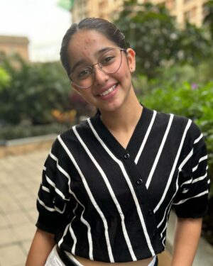 Deshna Dugad Instagram - Radiating positivity from the inside out🧘‍♀️
.
.
#deshna #deshnadugad #positivity #happy #happy
