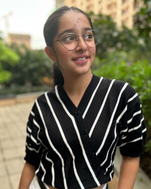 Deshna Dugad Instagram - Radiating positivity from the inside out🧘‍♀️
.
.
#deshna #deshnadugad #positivity #happy #happy
