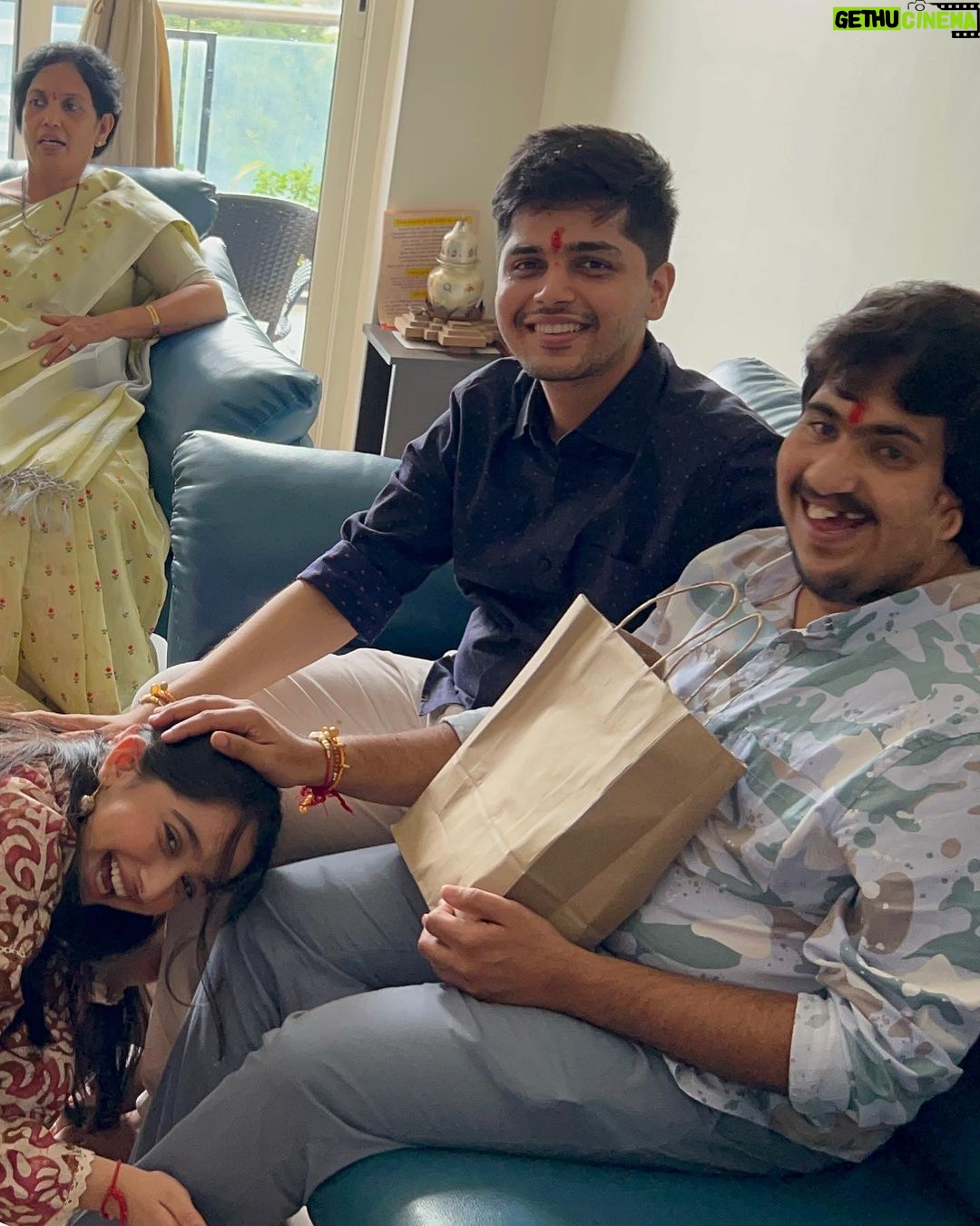 Deshna Dugad Instagram - 20.08.2023 Season 15✨ Dump 2 Cake no.2 , rakhi🥰❤️ . . #deshna #deshnadugad #latepost #season15 #birthdaydump