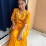 Deshna Dugad Instagram – Generational twinning!!! Drop 💙💛💙💛 hearts in the comment section 👇🏼

@deshnadugad5 and her mom looking extremely elegant in our Rangisa 2.0 Kaftaans ❤️

Wishing you all a Happy Rakhi in Advance! ✨
.
.
.
.
#deshnadugad #pushpaimpossible #childactor #indianserial #rakhshabandhan #viralpost #buynow #shopnow #share
