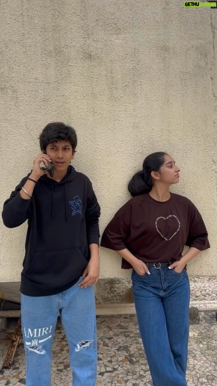 Deshna Dugad Instagram - Mobile hai yeh 🤦🏻♂️ @deshnadugad5 #reels #trend #trending #viral #fyp #viralit #funny #fun