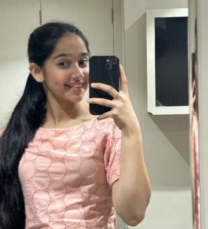 Deshna Dugad Instagram - Mirror selfie again 😂🥰
.
.
#desigirl #deshna #deshnadugad