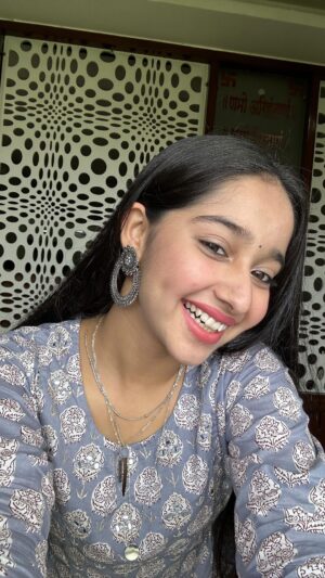 Deshna Dugad Instagram - What jhumkaa??!!😉🥰
.
@aliaabhatt @ranveersingh @saregama_official @karanjohar @ganeshacharyaa @arijitsingh @dharmamovies 
.
#deshna #deshnadugad #rockyaurranikipremkahani #rockyaurrani #aliabhatt #ranveersingh #trendingreels #jhumkasong #jhumka #whatjhumka #dance #bollywood #bollywoodsongs