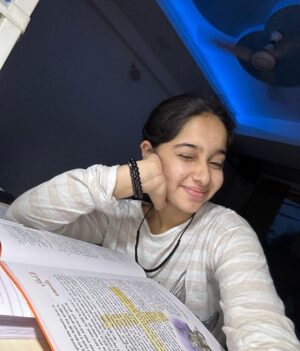 Deshna Dugad Instagram - Its just me studying for my social in morning at 4am and government gave holiday 😭🫡 …but felt good🥰
.
.
#deshna #deshnadugad #studing