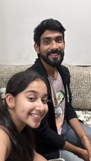 Deshna Dugad Instagram - Shuffle karte karte ham shuffle ho gye🤪🫨
.
.
#deshna #deshnadugad #shuffledance #blooper