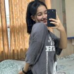 Deshna Dugad Instagram - 😎😁✌🏻 . . #deshna #deshnadugad #mirrorslefie #mirrormirror #smile