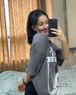 Deshna Dugad Instagram - 😎😁✌🏻
.
.
#deshna #deshnadugad #mirrorslefie #mirrormirror #smile