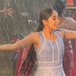 Deshna Dugad Instagram - Trying to throw out all the stress 🥹🌧️ . . #deshna #deshnadugad #baarish #baarish #rains #rainyday #rain #barish