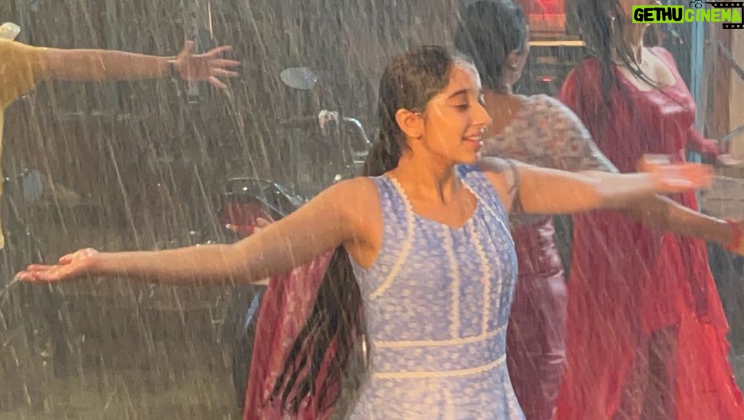 Deshna Dugad Instagram - Trying to throw out all the stress 🥹🌧️ . . #deshna #deshnadugad #baarish #baarish #rains #rainyday #rain #barish