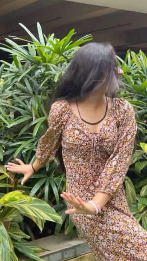 Deshna Dugad Instagram - I heard it was trendinggg🔥♥️
.
.
#deshna #deshnadugad #reelsvideo #reels #reelsinstagram #trendingreels #trending #trends #trend #dance #dancer #newdance #choreo #choreography #actor