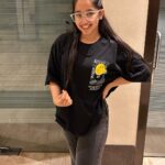 Deshna Dugad Instagram - The tee sayss ‘SMILE’ 😀😀 . Pc - mr. @tirthjoisher 😍🥰 . #deshna #deshnadugad #smile #instagrampost #postoftheday #smileplease #photography