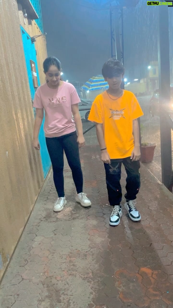 Deshna Dugad Instagram - Always fun dancing 😍 . W/ @deshnadugad5 . . #dhvanitdancer #childartist #likesforlike #gorigori #myworldmyfamily #mainhoonna #likesforlike #reels #reelsinstagram #dancereels