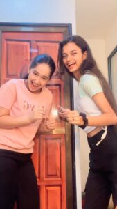Deshna Dugad Instagram - Trending🩵 . . . . . . . #reelsinstagram #reelsinstagram #reelsvideo #reelsindia #reelitfeelit #reef2reef #likeforlike #harsiddhi___21 #harsiddhisoni⚡️ #deshna #deshnadugad #friendship #friendforever