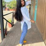 Deshna Dugad Instagram – You can’t scroll without complimenting my new Kurti swag.😎
.
.
#deshna #deshnadugad #kurti #indianfood #indiandresses #kurtilover #kurtis #kurtidress #indianclothes #indian #instagrampost