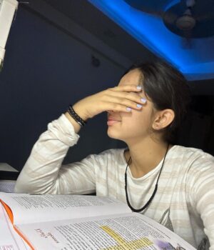 Deshna Dugad Instagram - Its just me studying for my social in morning at 4am and government gave holiday 😭🫡 …but felt good🥰
.
.
#deshna #deshnadugad #studing