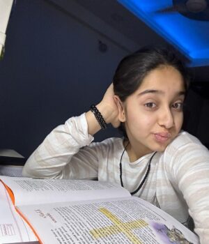 Deshna Dugad Instagram - Its just me studying for my social in morning at 4am and government gave holiday 😭🫡 …but felt good🥰
.
.
#deshna #deshnadugad #studing