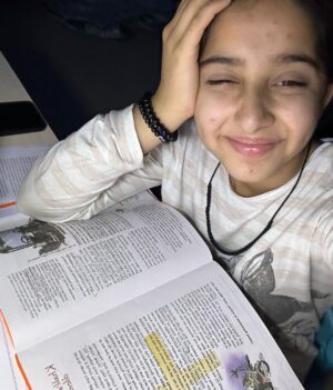Deshna Dugad Instagram - Its just me studying for my social in morning at 4am and government gave holiday 😭🫡 …but felt good🥰
.
.
#deshna #deshnadugad #studing