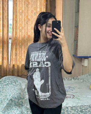 Deshna Dugad Instagram - 😎😁✌🏻
.
.
#deshna #deshnadugad #mirrorslefie #mirrormirror #smile