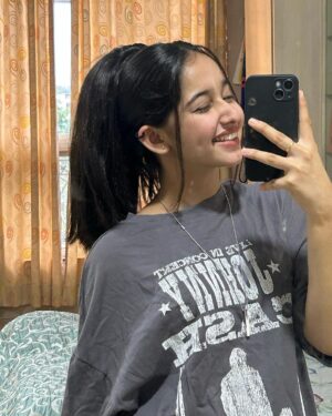 Deshna Dugad Instagram - 😎😁✌🏻
.
.
#deshna #deshnadugad #mirrorslefie #mirrormirror #smile