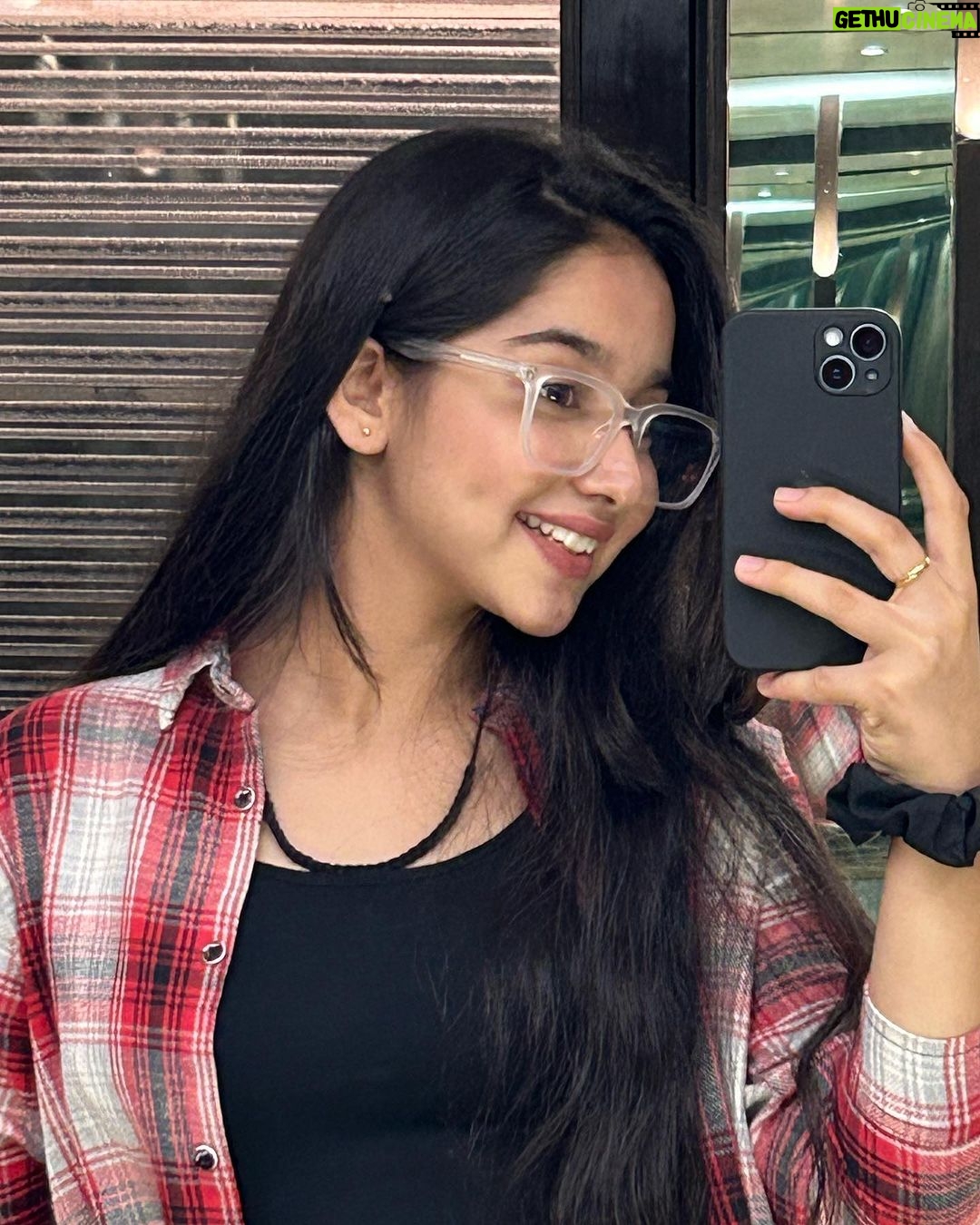 Deshna Dugad Instagram - Mirror selfies are the best 😎♥️ . . #deshna #deshnadugad #mirrorselfie #selfietime #photos #photooftheday