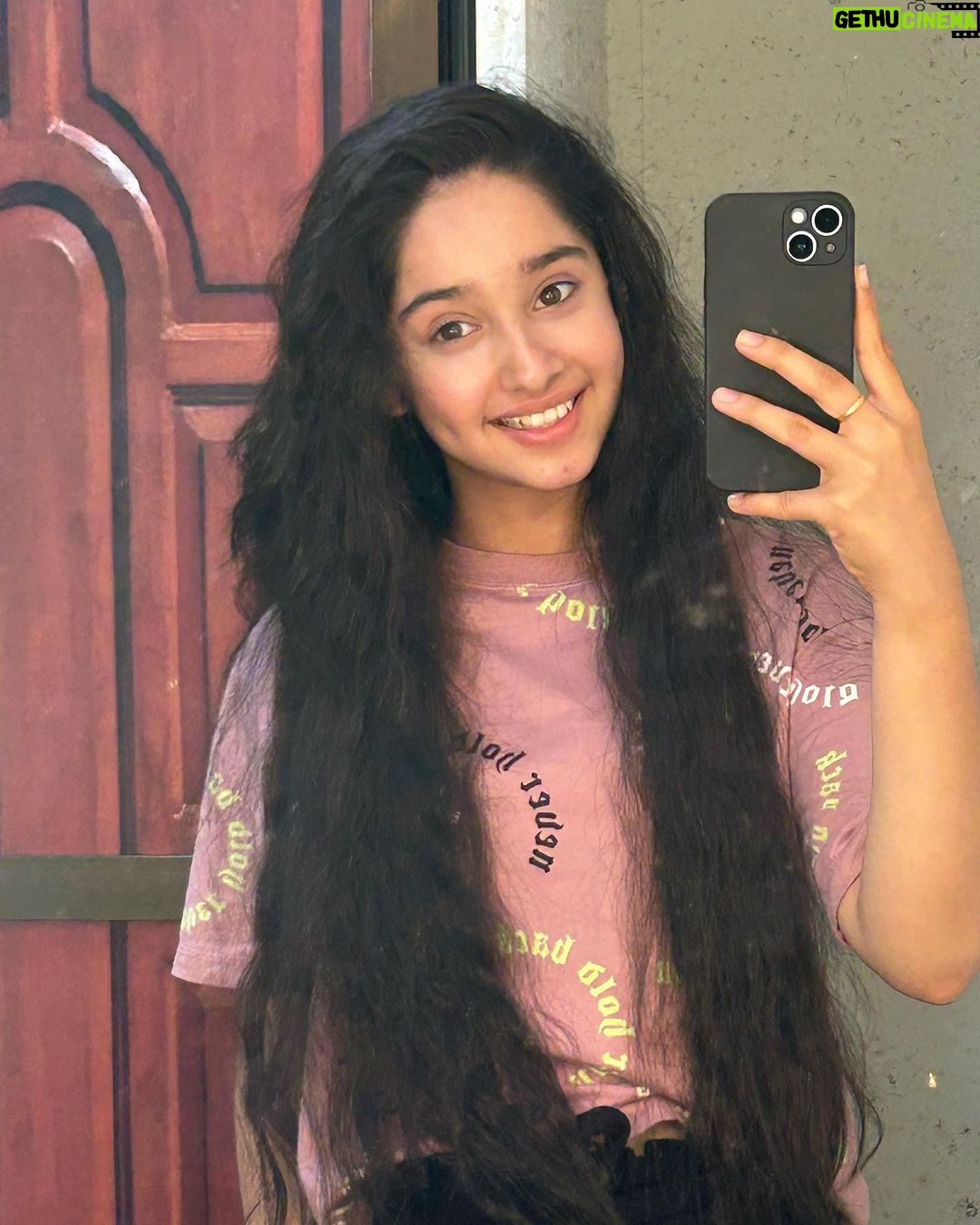 Deshna Dugad Instagram - Messy hair , donβt care πββοΈπ€ . . #deshna #deshnadugad #messyhair #hairstyles #naturalhairstyles #natural #smile #befikar